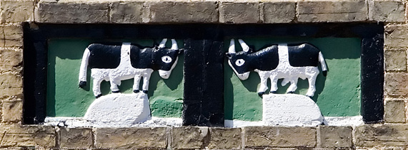 17thC bulls on Bull Cottage, Reach.